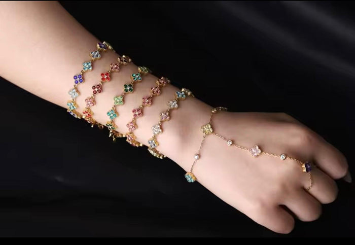 Più bracciali fiori di zircone indossati insieme sull'avambraccio
